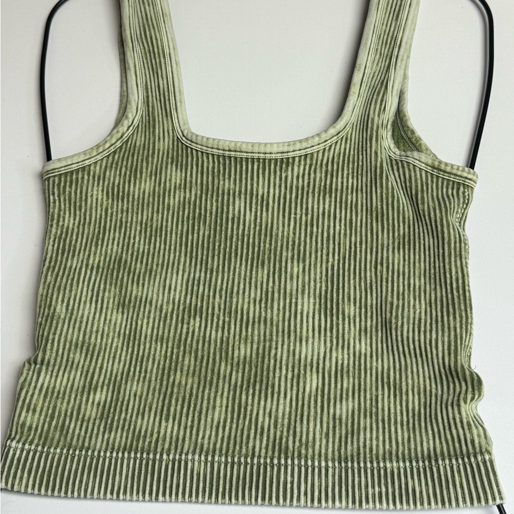 Zenana Women’s L/XL green faded bleach Ribbed long line Tank Top shelf bra